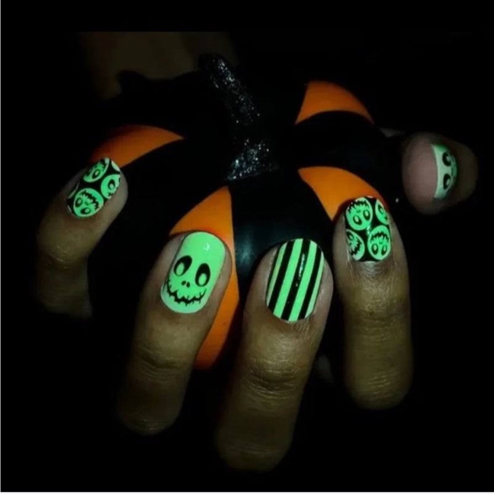 *Retired* Color Street: Boo Crew | Halloween Glow in the Dark Stripes Skull